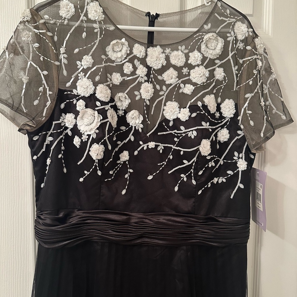 Elegant JS Collections Black and White Floral Gown size 16- brand new - Picture 2 of 7